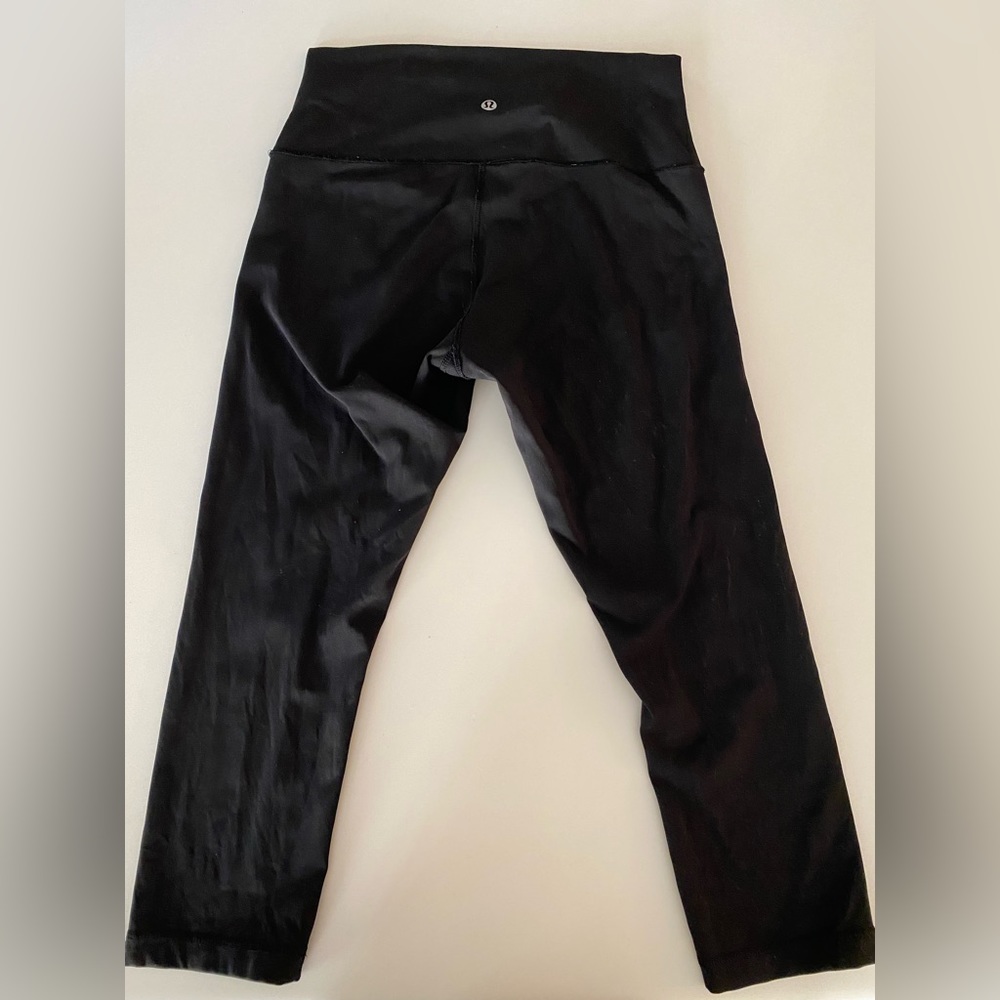 Lululemon black cropped size 8 leggings. Good used condition.